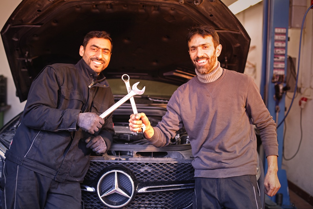Mechaniker arbeitet an einer Bremse