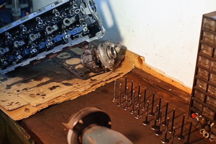 Motorinstandsetzung – Motor auf Werkbank